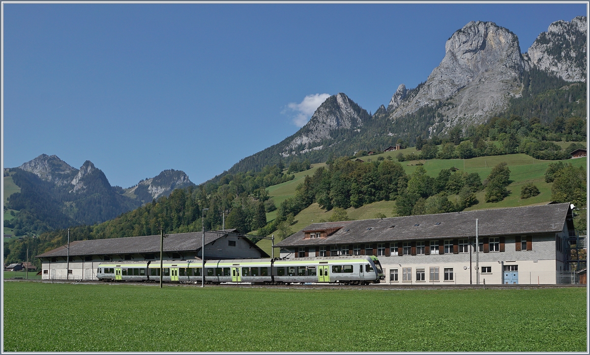 A BLS RABe 535  Lötschberger  on the way from Zweisimmen to Bern is arriving at Boltigen. 

18.09.2020