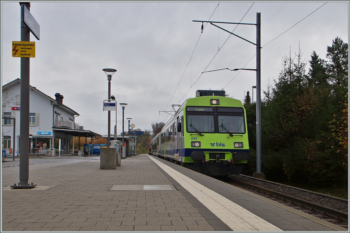 A BLS RBDe 4/4 in Büren an der Aare is waiting his deparutr time to Lyss.

15.11.2014