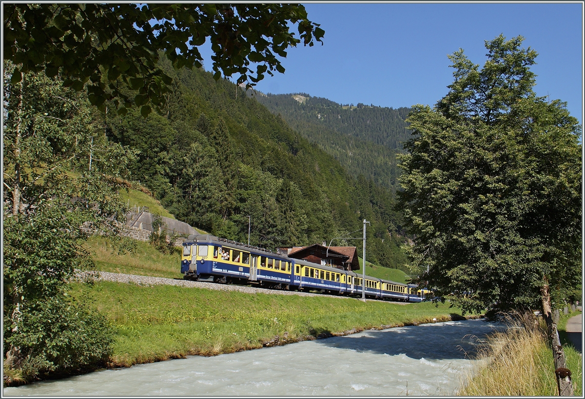 A BOB local train between Sandweid and Lauterbrunnnen.
07.08.2015