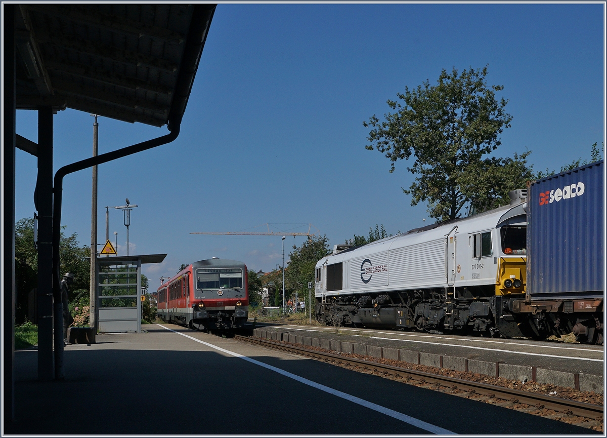 A Cargo train crossing a DB local train in Nonnenhorn.