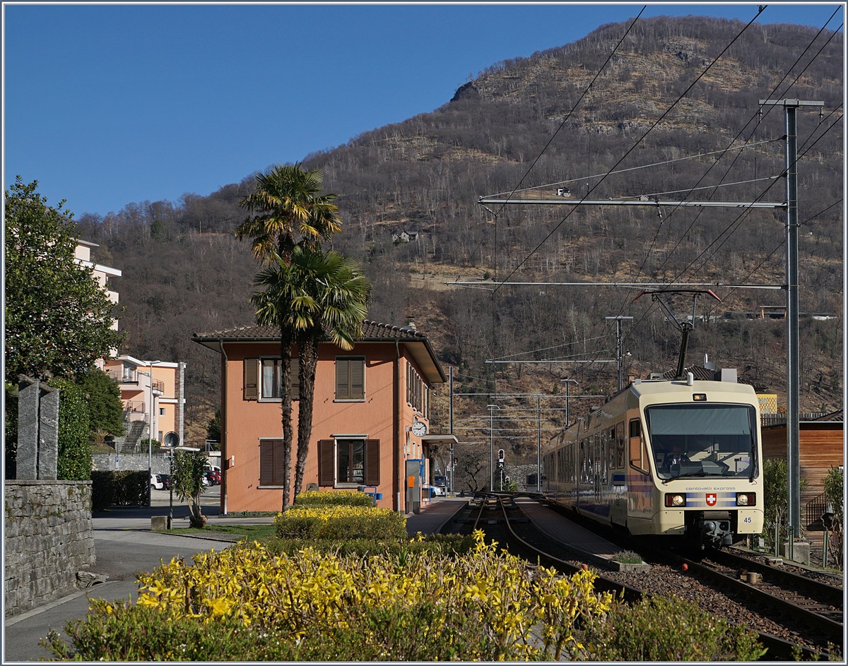 A Centovalli Express by his stop in Intragna.
16.03.2017