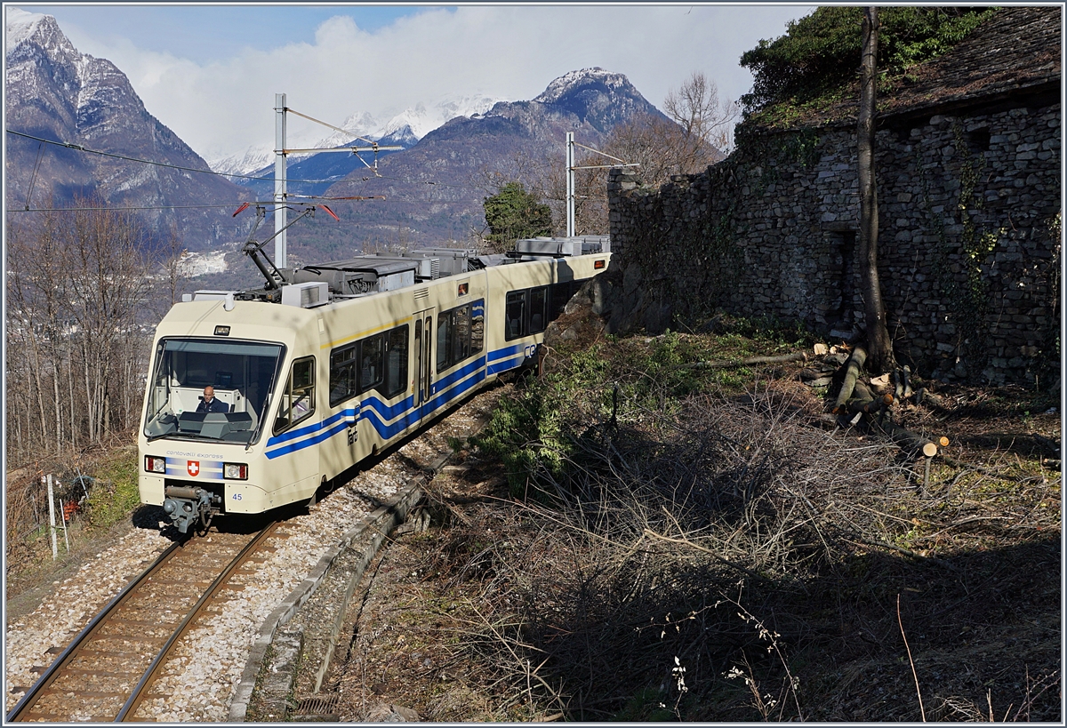 A Centovalli-Express from Locarno to Domodossola near Trontano.
01.03.2017