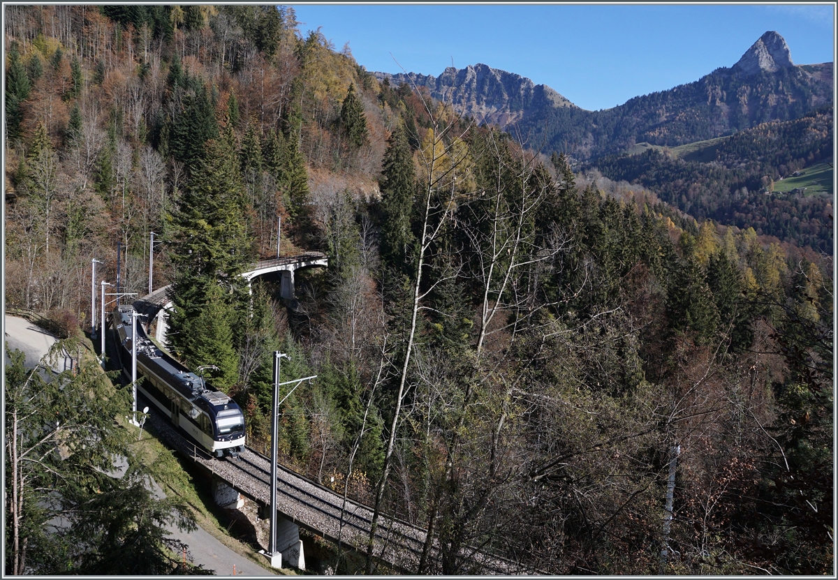 A CEV MVR ABeh 2/6 on the way to Les Avants on the MOB line between Sendy-Sollard and Les Avants.

13.11.2020