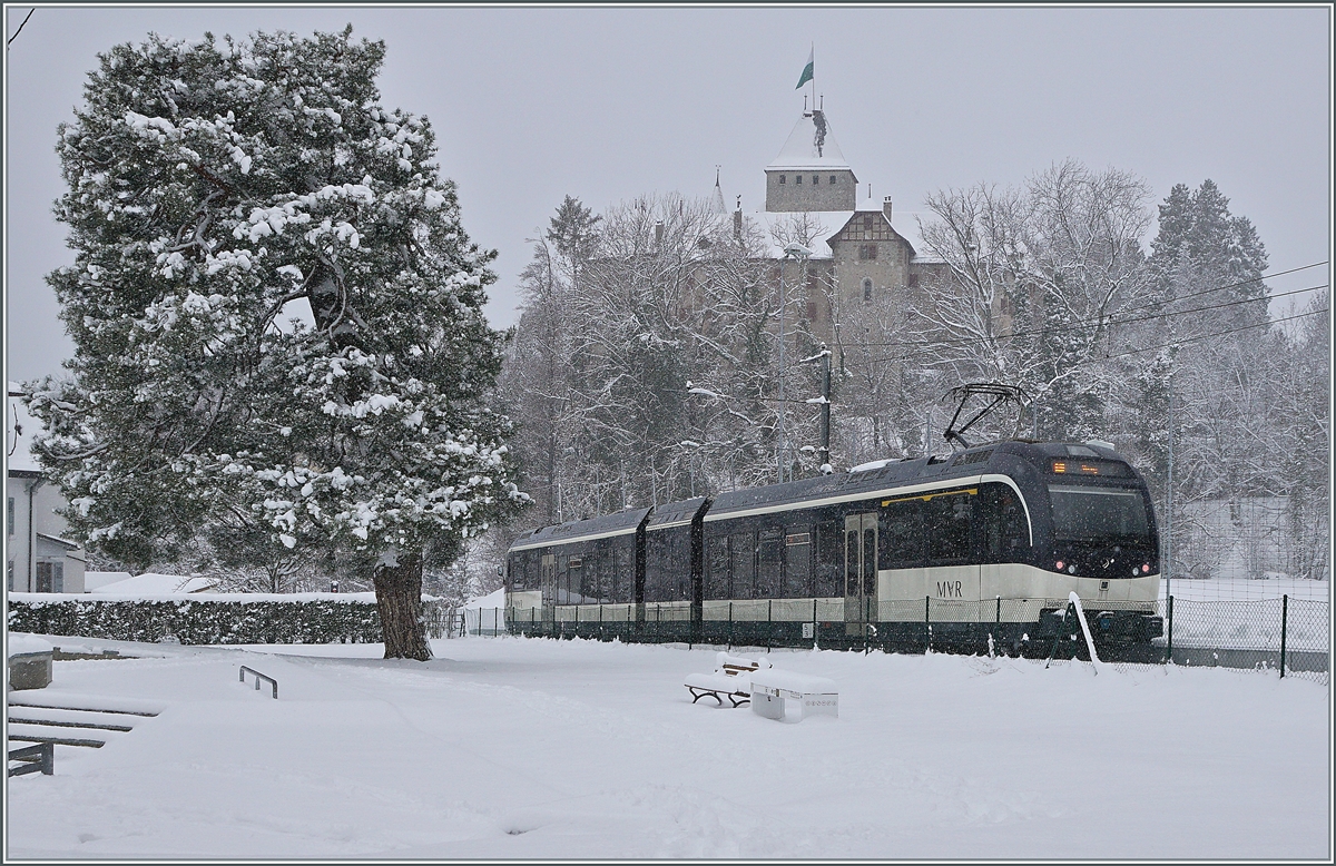 A CEV MVR ABeh 2/6 on the way to Vevey by his stop in Château de Blonay. 

25.01.2021