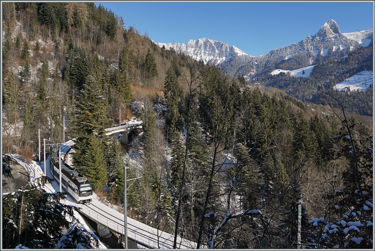 A CEV MVR  ABeh 2/6 on the 93 meter long Gardiol bridge by Les Avants.

11.01.2022