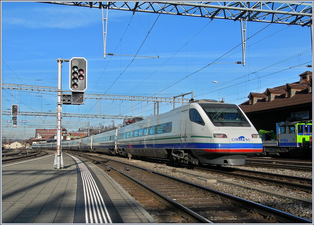 A CIS ETR 470 to Milano is arriving at Spiez.
29.01.2008