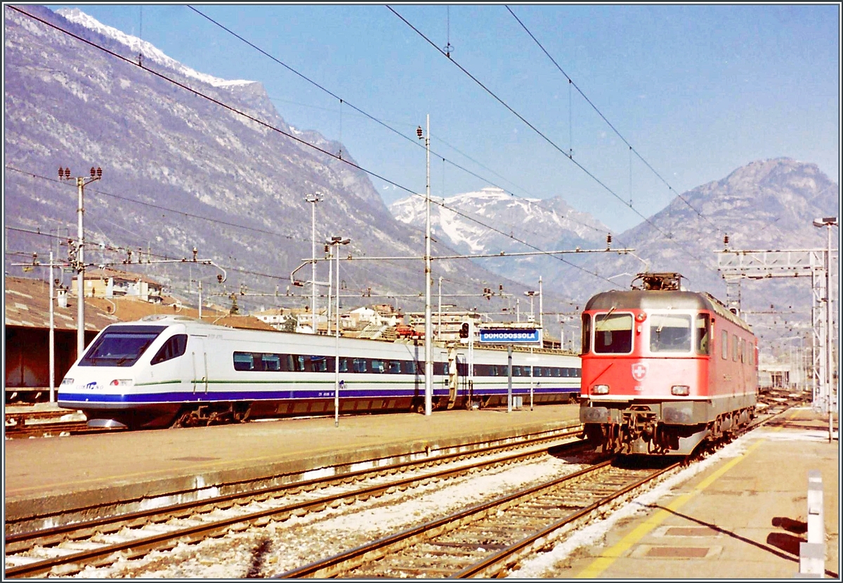 A CIS ETR 470 to Milano is arriving at Domodossola. 

Analog picture from the Spirng 1998