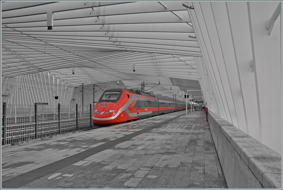 A  colorful  black and white picture: The FS Trenitalia ETR 500 with the power car in the new Frecciarossa color scheme at the stop in Reggio Emilia AV.
March 14, 2023