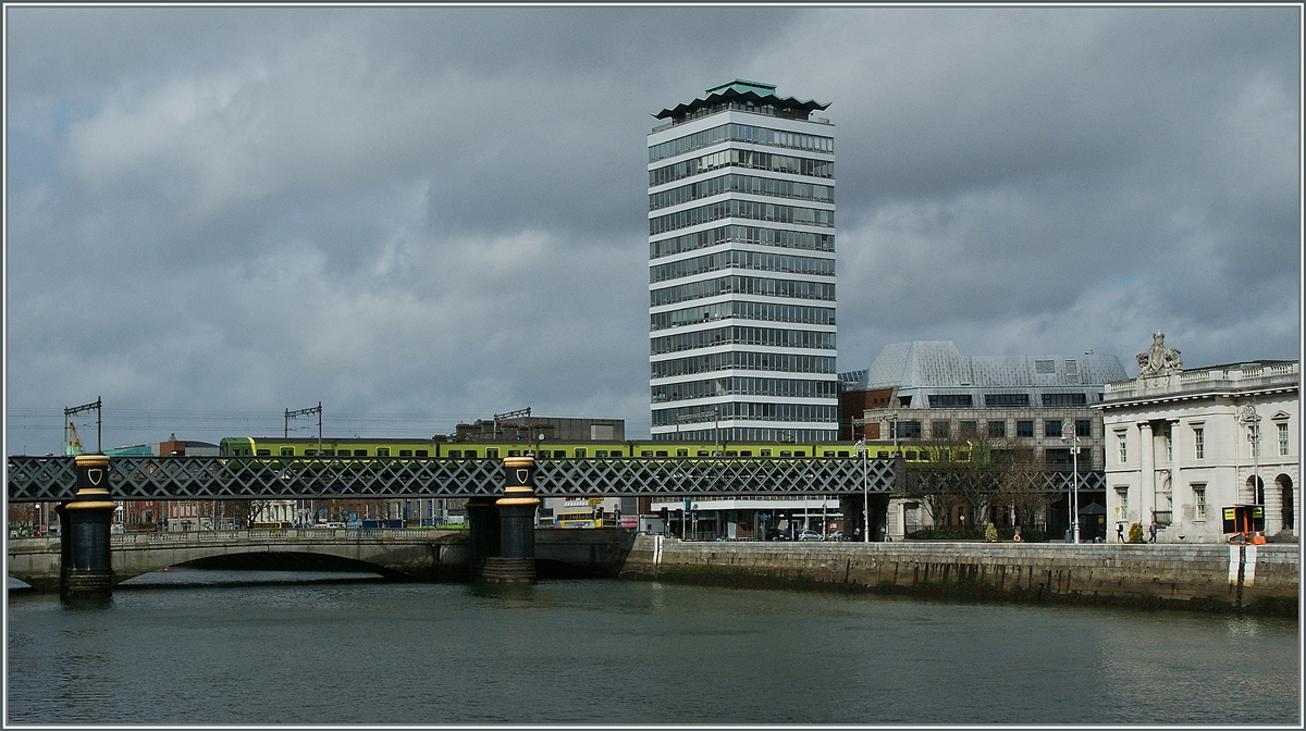 A DART service over the Liffey.
Dulbin, the 14.04.2013