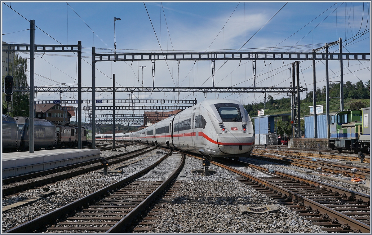 A DB ICE 4 on the way to Frankfurt is leaving the Spiez Station. 

19.08.2020