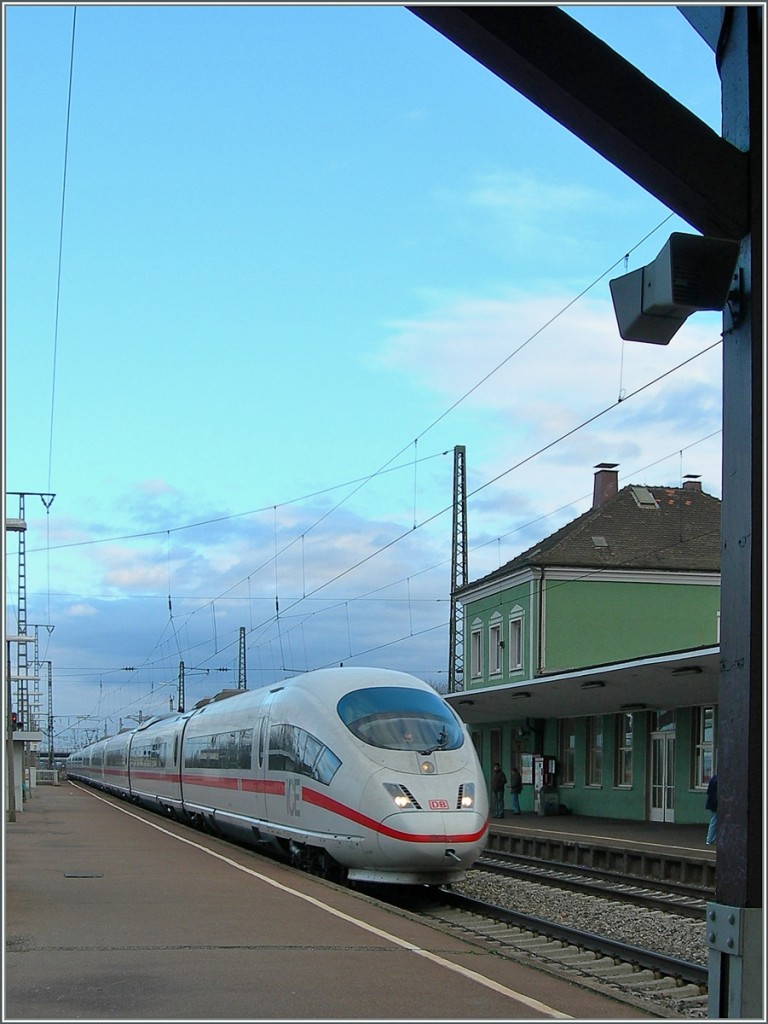 A DB ICE 403 in Müllheim (Baden).
03.12.2006