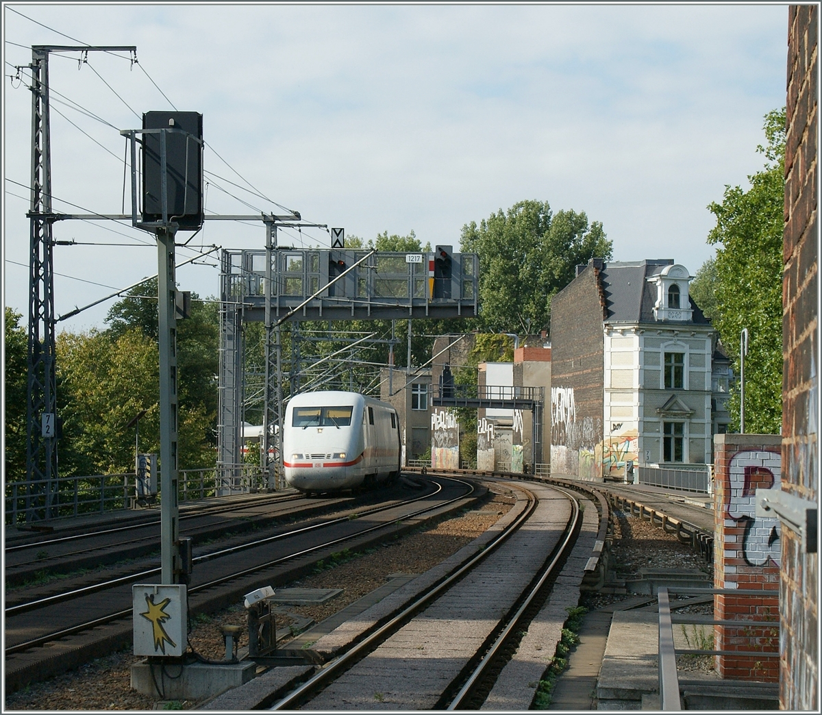 A DB ICE is approching the Berlin Zoo Station. 
17.09.2012