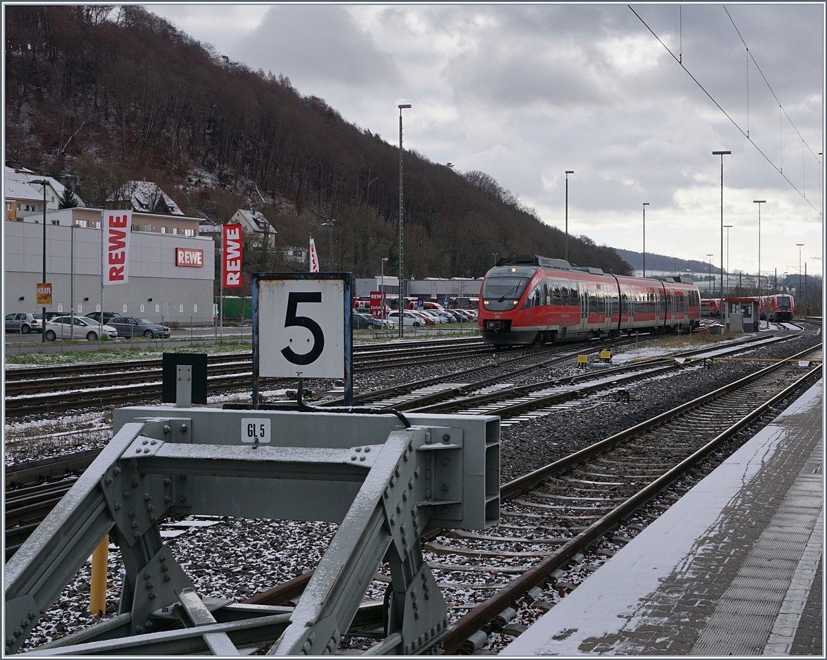 A DB VT 644 is arriving at the Waldshut Station.
09.12.2017