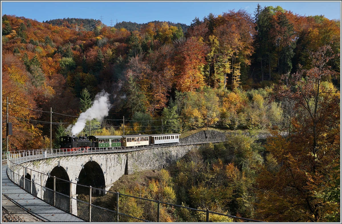 A DER 2020 by the Blonay-Chamby: The Blonay-Chamby G 2x 2/2 105 on the way to Blonay on the Baye of Clarens Viadukt.

24.10.2020