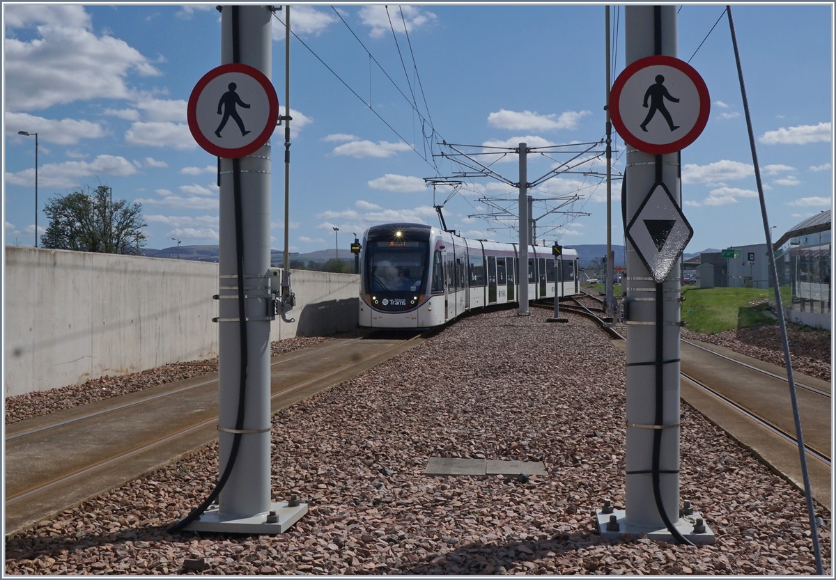 A Edinburgh Tram is arriving at the Airport Station.
21.04.2018