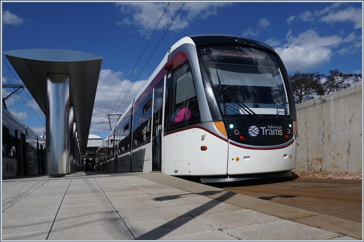 A Edinburgh Tram in the Airport Station.
21.04.2018