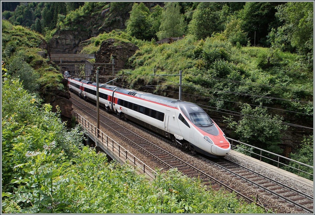 A ETR 610 on the way to Milnao in the  Dazio Grande  between Rodi Fiesso and Faido.
23.06.2015 