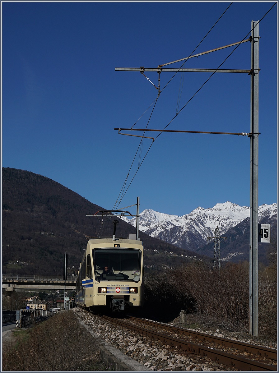 A FART Centovalli-Expess on the way to Locarno is just leaving Domodossola. 
11.03.2017