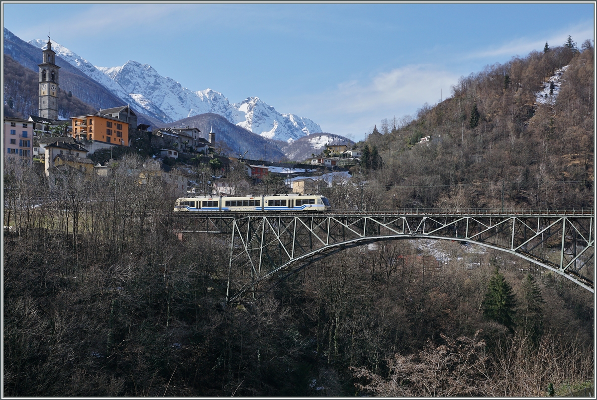 A FART Centovalli-Express (CEX) by Intragny on the way to Locarno.
11.03.2016