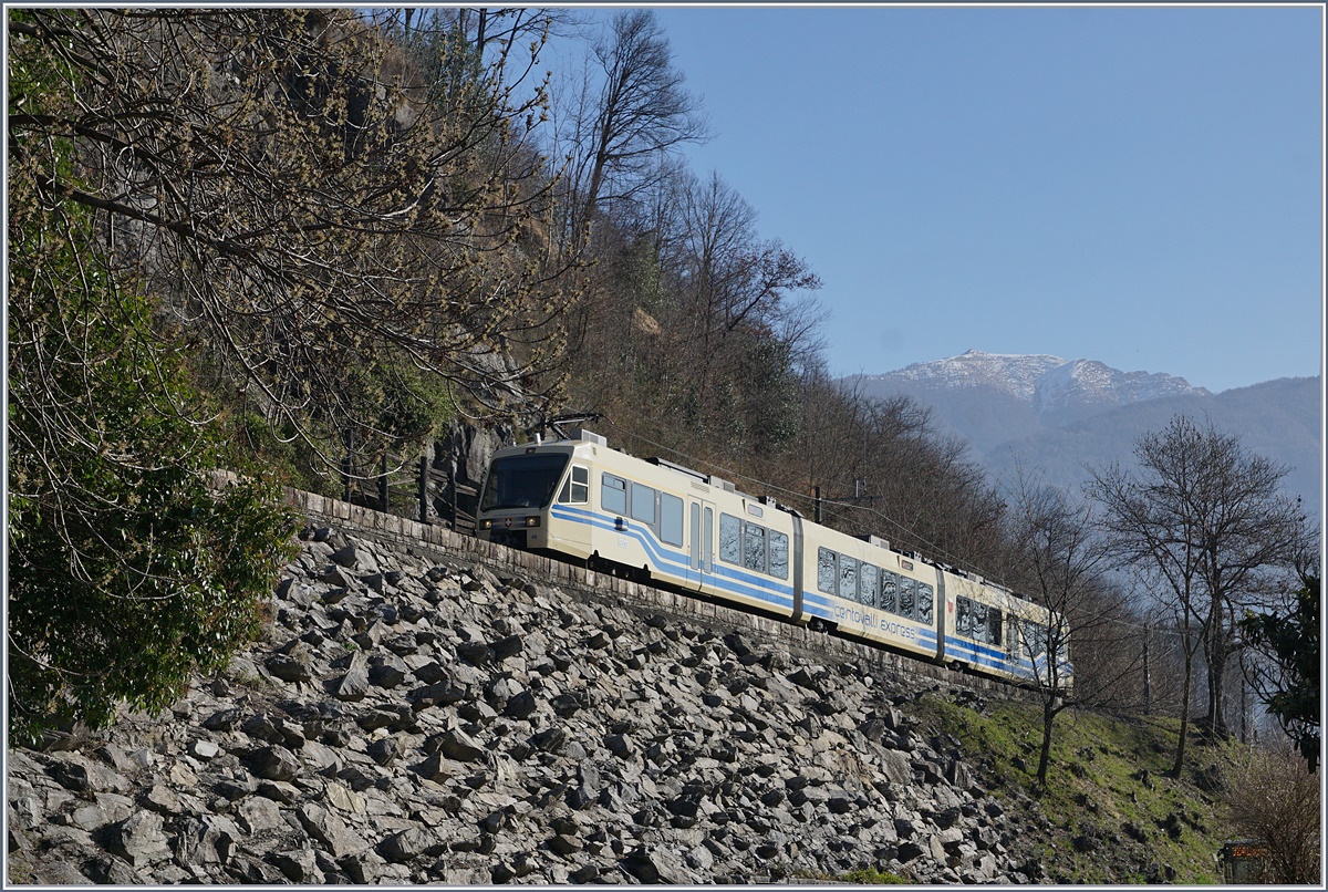 A FART Centovalli-Express near Intragna.
16.03.2017