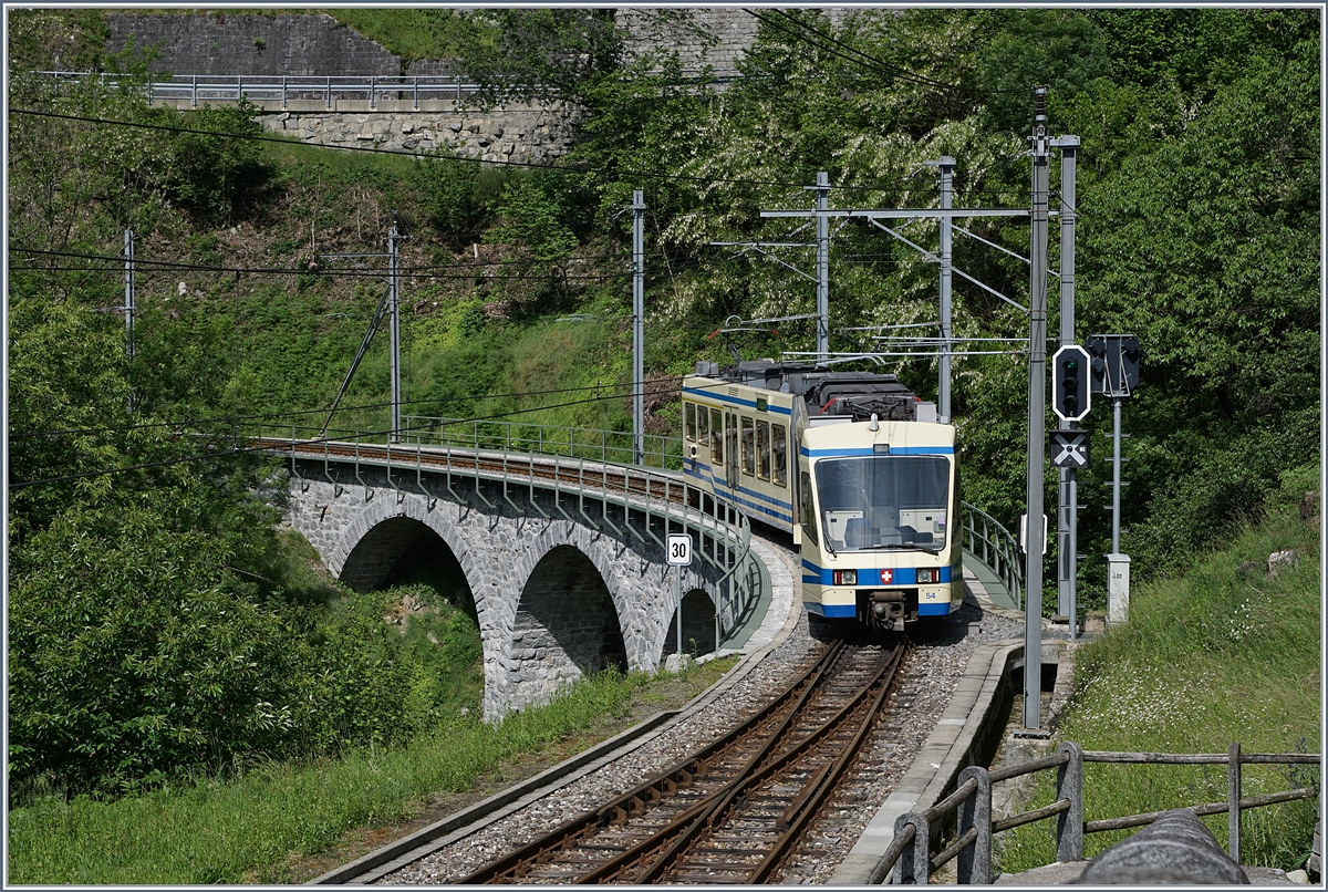 A FART local train on the way to Camedo is leaving Verdasio.
20.05.2017