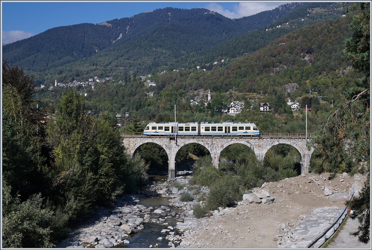 A Ferrovia Vigezzina SSIF ABe 4/8 21 on the way to Locarno near Malesco.
07.10.2016