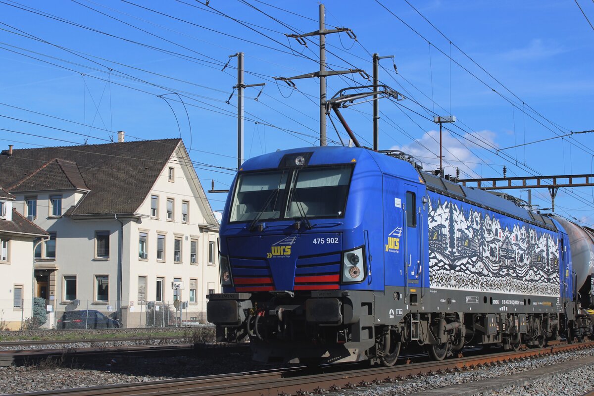 A few hundred yards west from the railway station of Pratteln lies a well-known vantage point where nice pictures of freight trains can be made. This spot is about the only spot in Switzerland, where from public area decent photo's can be made of freights to/from both the Gotthard and Lötschberg railway lines -and of many an internal freight. One of the many freights at Pratteln on 13 February 2024 was hauled by Widmer Rail Service 475 902. 