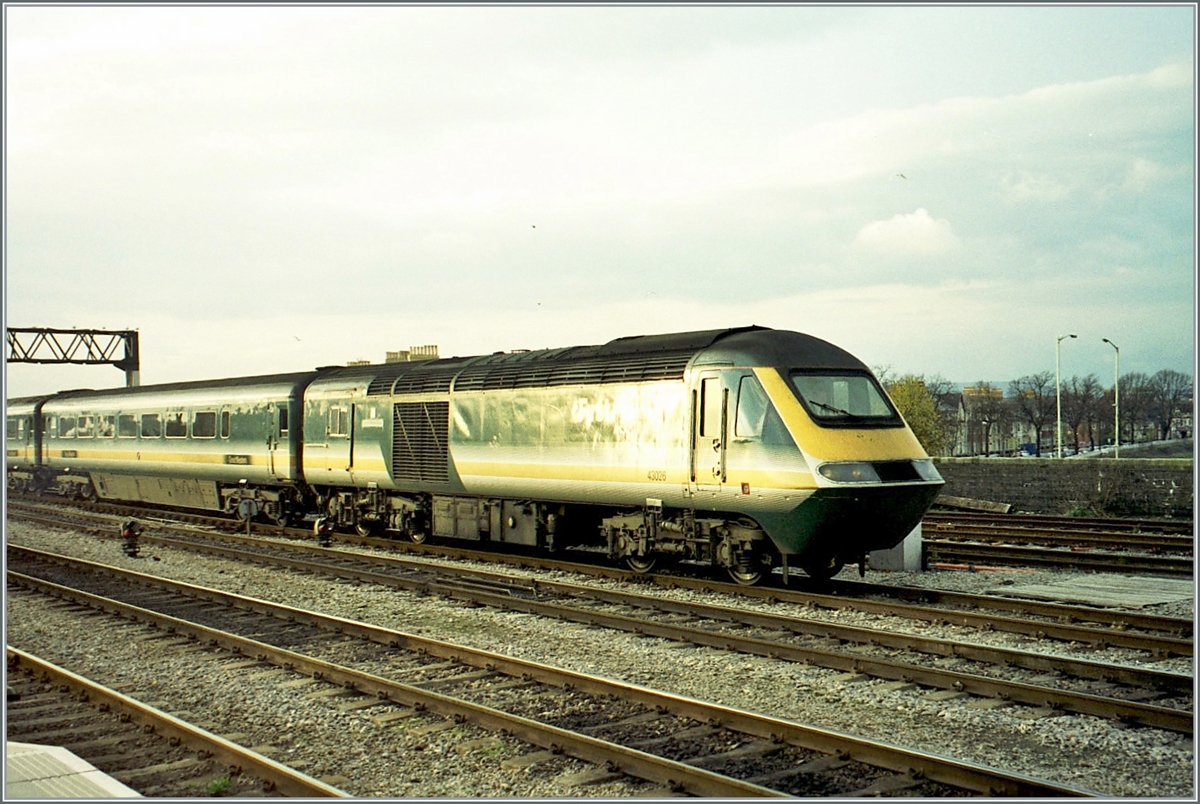 A  first  HST 125 Class 43 power car in Cardiff Central / Caerdydd Canolog. 

analog pictures, 07.11.2000