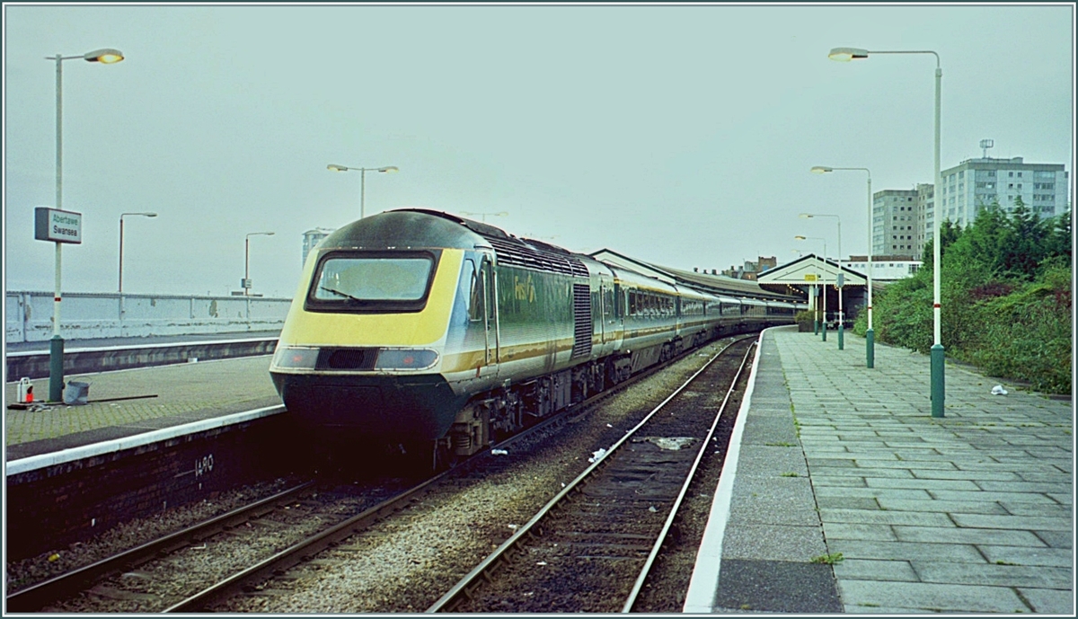 A  FIRST  HST 125 Class 43 Service to London in Abertawe.

Analog picture / November 2000