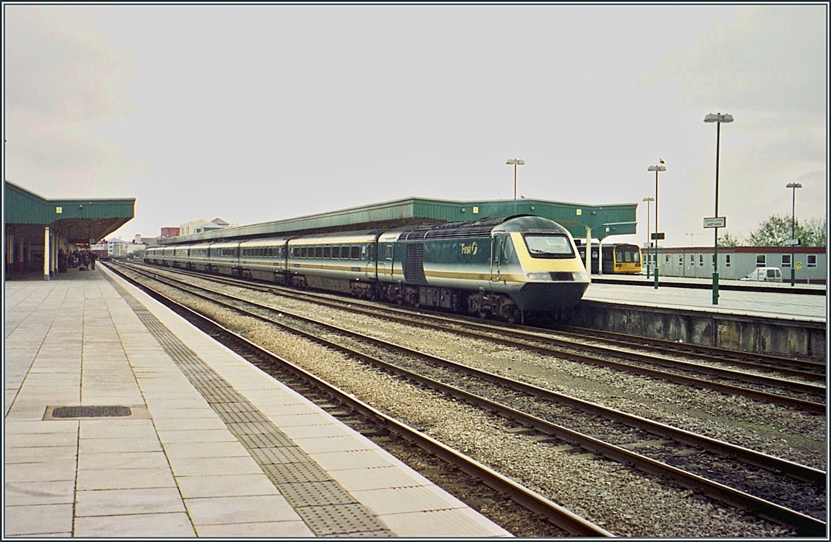 A First HST 125 Class 43 in the Cardiff Central Station.

anlaog picture from the november 2000