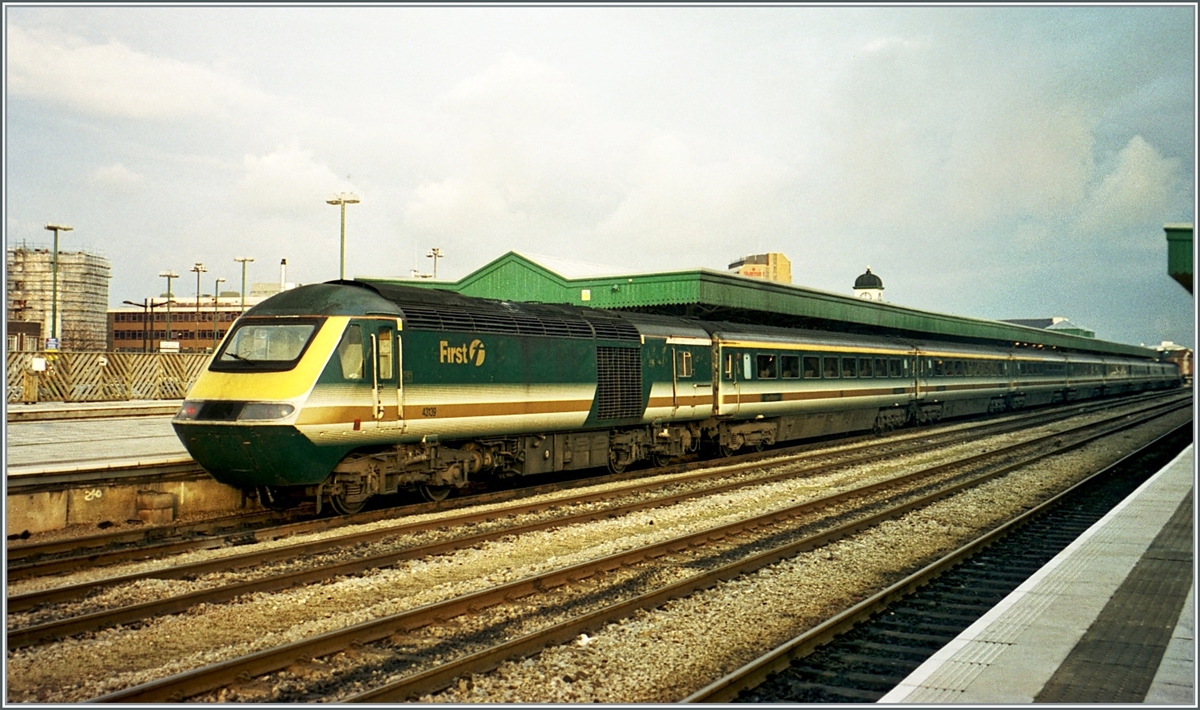 A  FIRST  HST 125 Class 43 in Cardiff/Caerdydd. 

analog picture nov. 2000