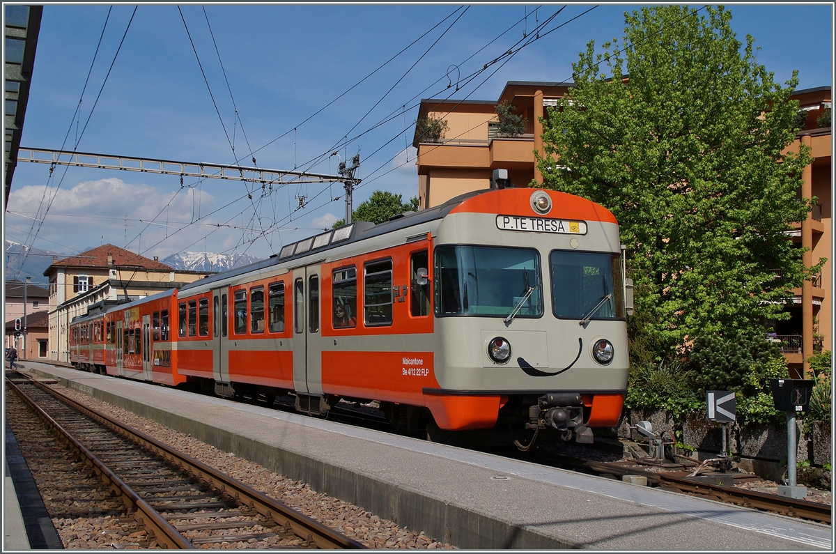 A FLP local train makes a stop in Agno. 
05.05.2014