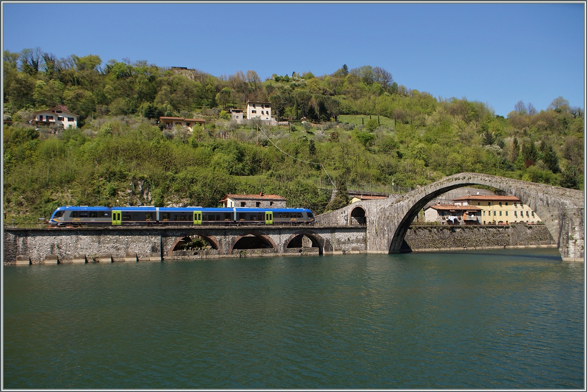 A FS ATR 220  Swing  by the  Ponte della Maddalena  will be arriving in a few tieme at Borgo a Mozzano. 
20.04.2015