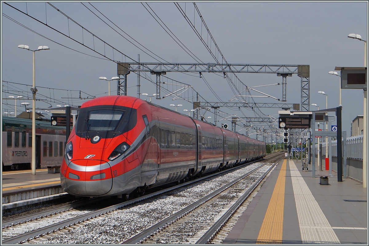 A FS ETR 400  Frecciarossa 1000  on the way to Torino is leaving Rho Fiera EXPO Milano 2015.
22.06.2015