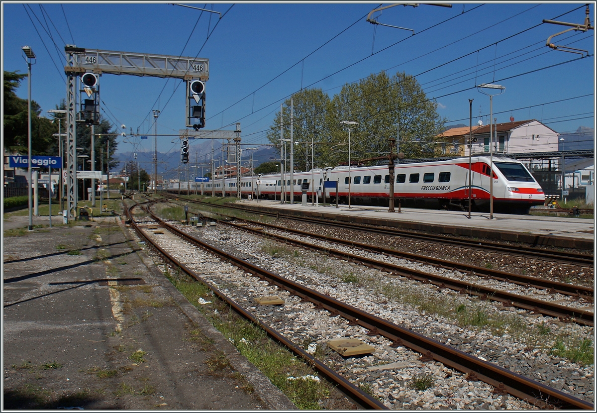 A FS ETR 460 on the way to Roma on his no stop run in the Livorno Station.
21.04.2015