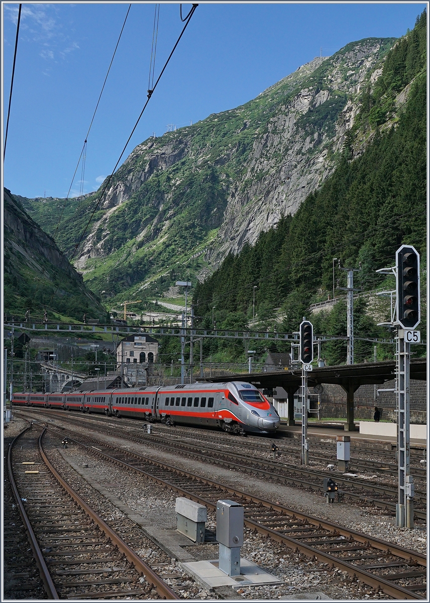 A FS ETR 610 on the way from Luzern to Milan in Göschenen.
28.07.2016