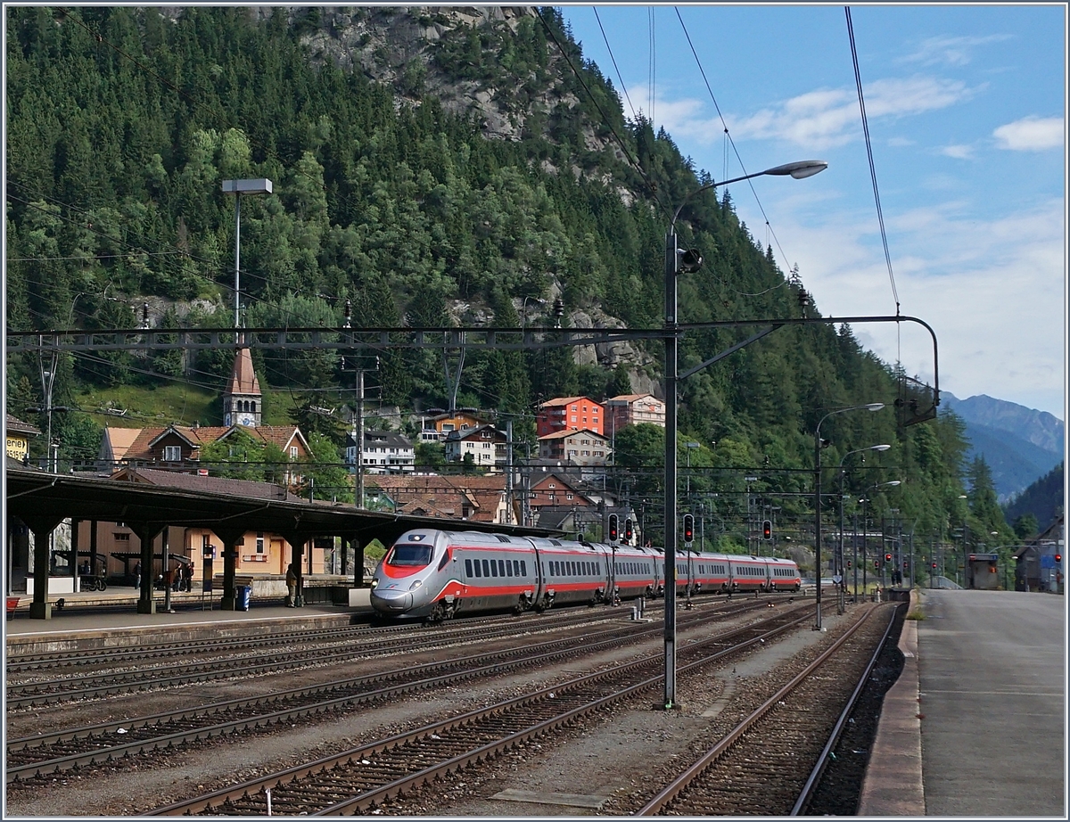 A FS ETR 610 on the way from Luzern to Milan in Göschenen.
28.07.2016