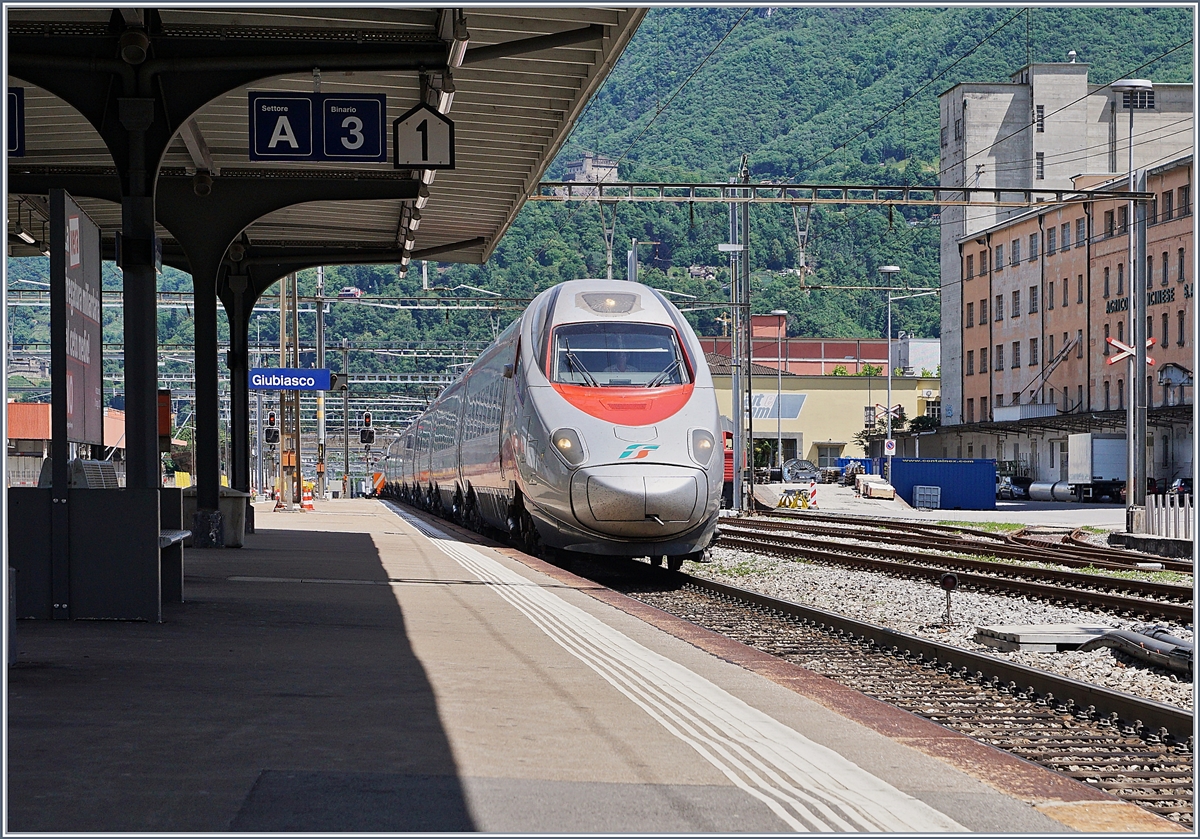 A FS ETR 610 on the way to Milano in Giubiasco.
20.05.2017