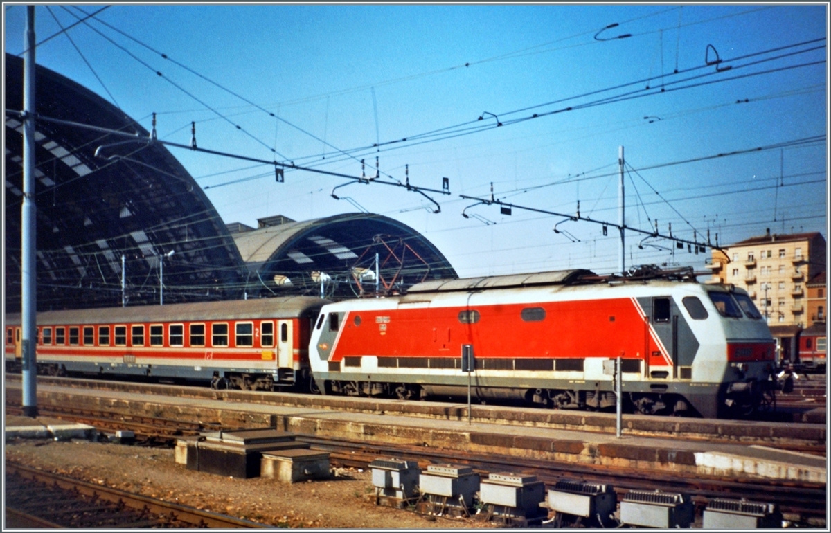 A FS R 444R in Milano Centrale. 

analog picture / spring 1993