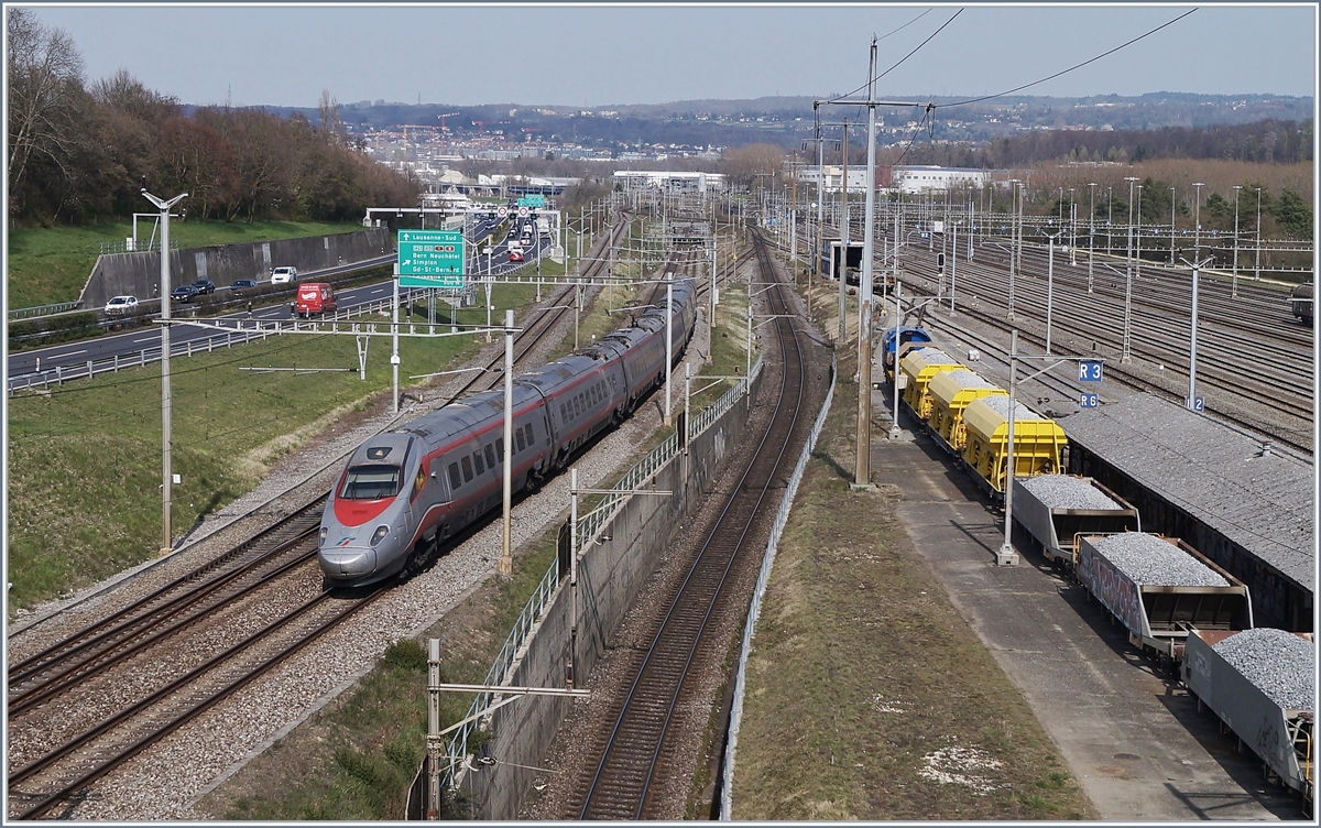 A FS Trenialia ETR 610 on the way to Gneva by the Lonay-Préveranges Station.

02.04.2019