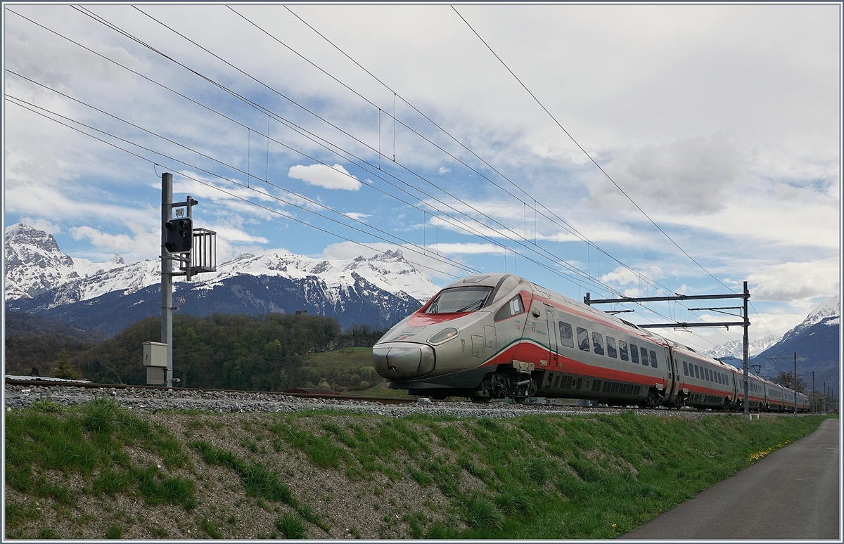 A FS Treniatalia ETR 610 by Aigle on the way from Milano to Geneva. 

12.04.2018