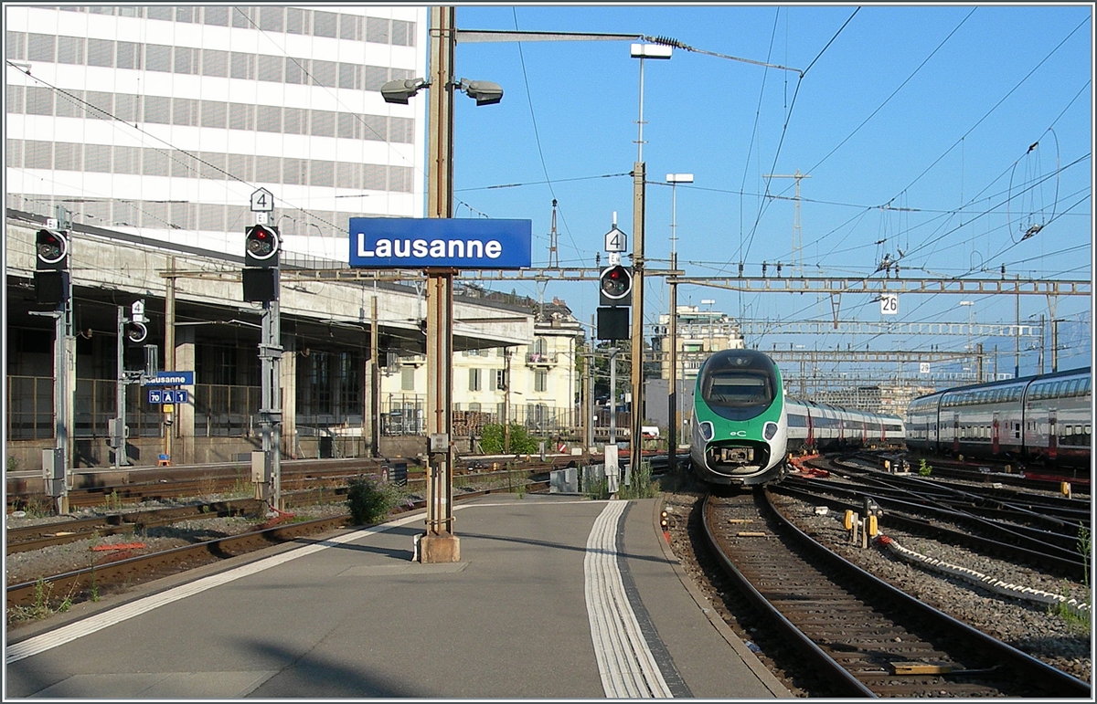 A FS Treniatila ETR 610 is leaving Lausanne. This service is on the way from Geneva to Milan. 

08.08.2025