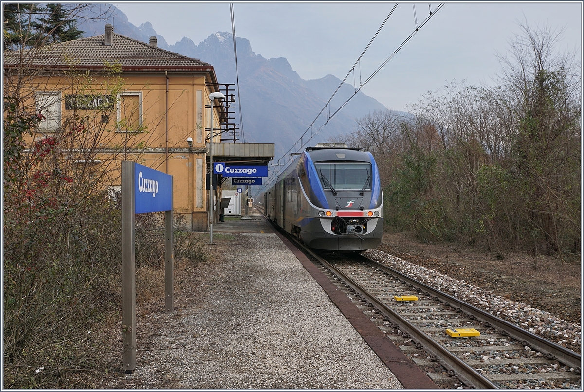 A FS Trenitalia Ale 501 ME (Minuetto) on the way to Novara by his stop in Cuzzago.
29.11.2018