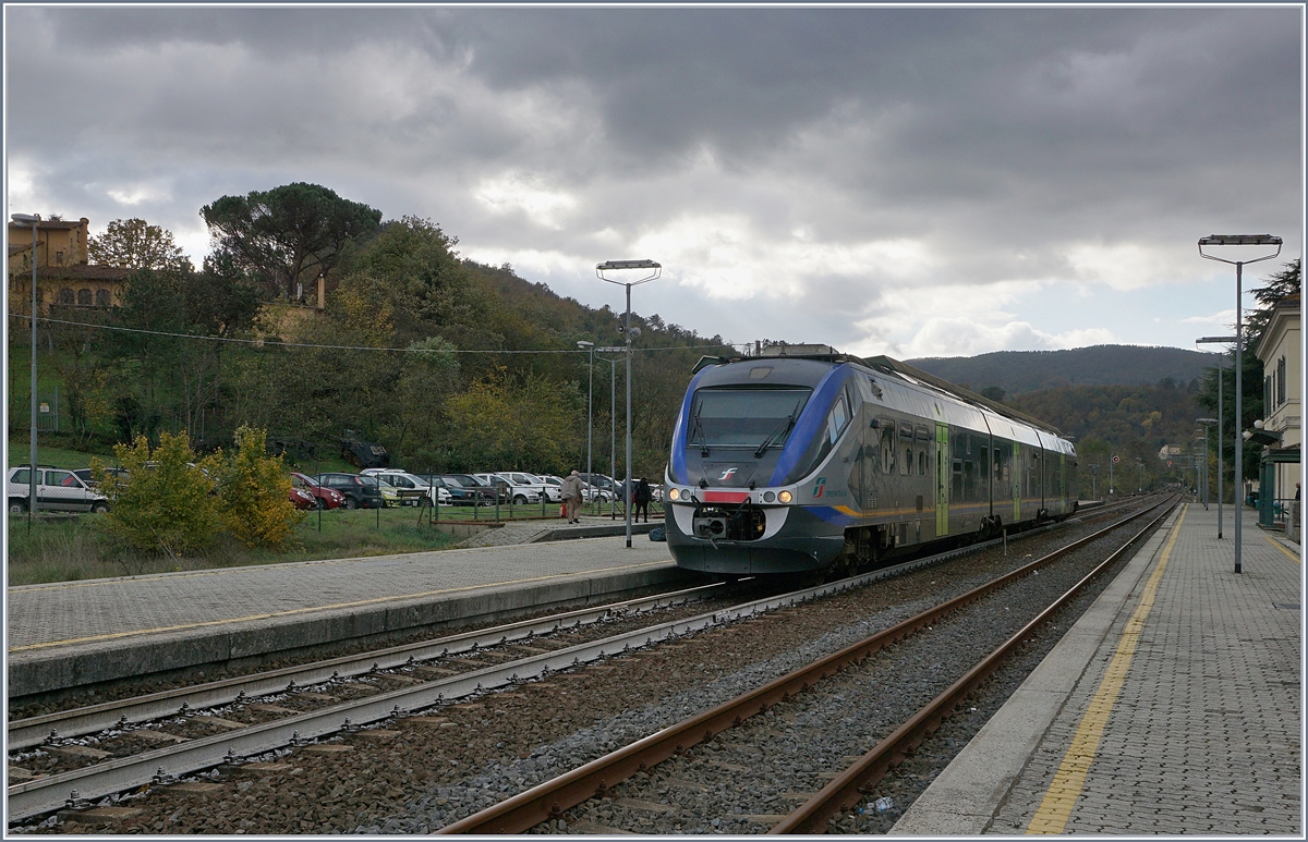 A FS trenitalia Aln 501 MD Minuetto on the way to Borgo San Lorenzo makes a short stop in S Piero a Sive.
14.11.2017