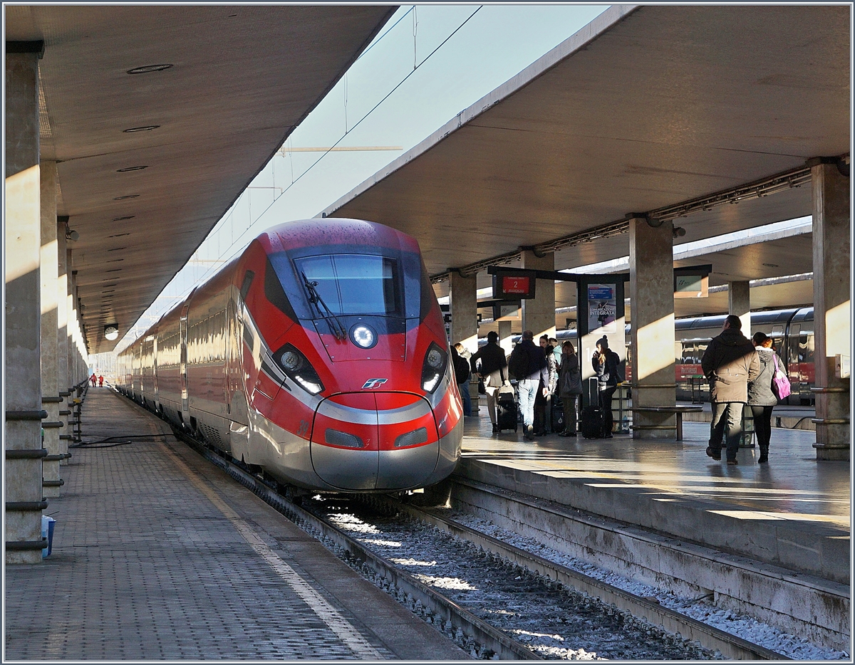 A FS Trenitalia ETR 400 / Frecciarossa 1000 is arriving at the Firneze SMN Station.
16.11.2017