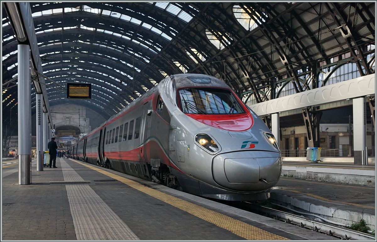 A FS Trenitalia ETR 610 in Milano waiting the departure time to Zürich.
01.03.2016