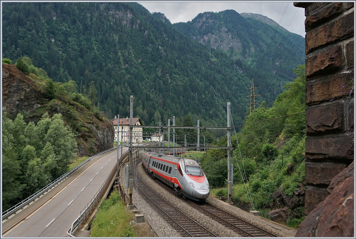 A FS Trenitalia ETR 610 by the Dazio Grande near Rodi Fiesso.
21.07.2016