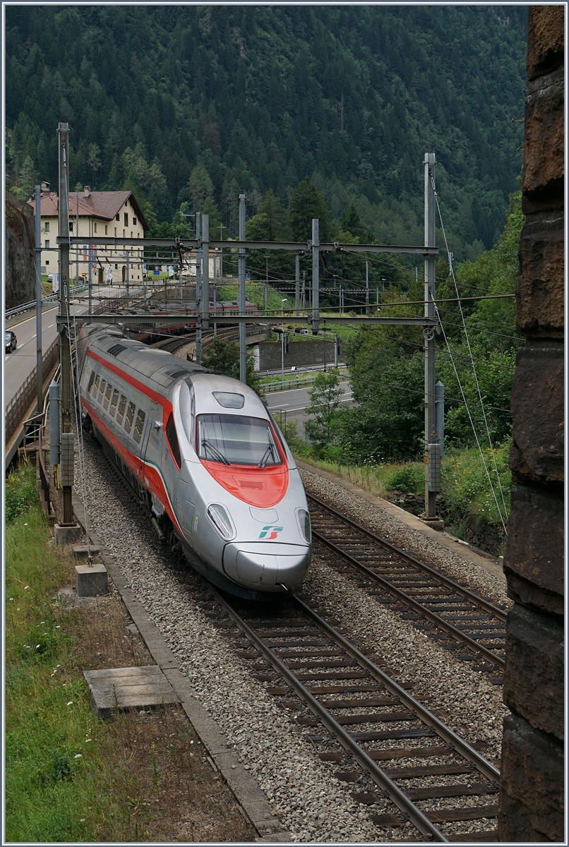 A FS Trenitalia ETR 610 by the Dazio Grande near Rodi Fiesso.
21.07.2016