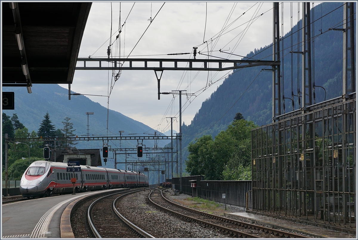 A FS Trenitalia ETR 610 in Faido on the way to Milano.
21.07.2016