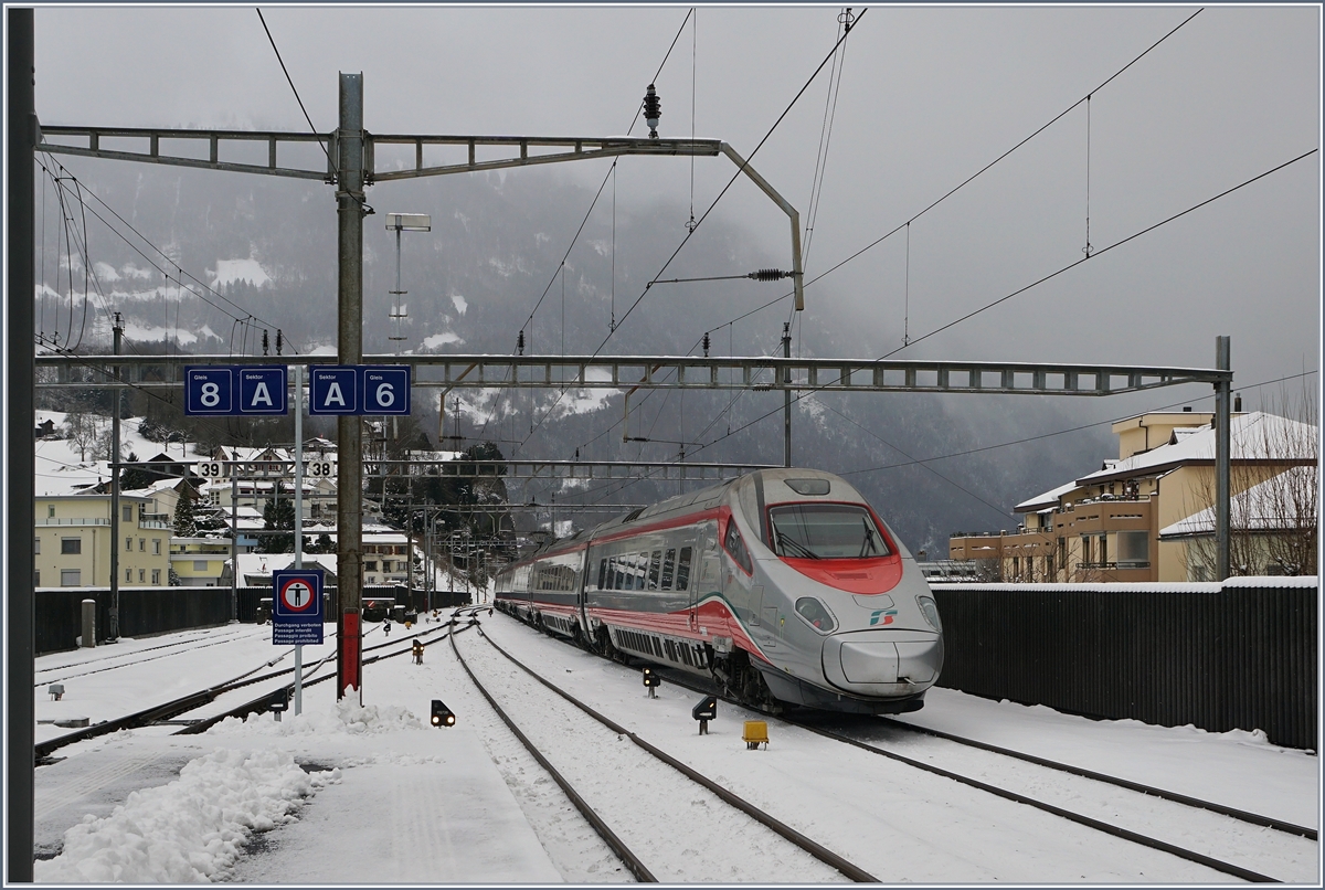 A FS Trenitalia ETR 610 is leaving Arth Goldau.
05.01.2017